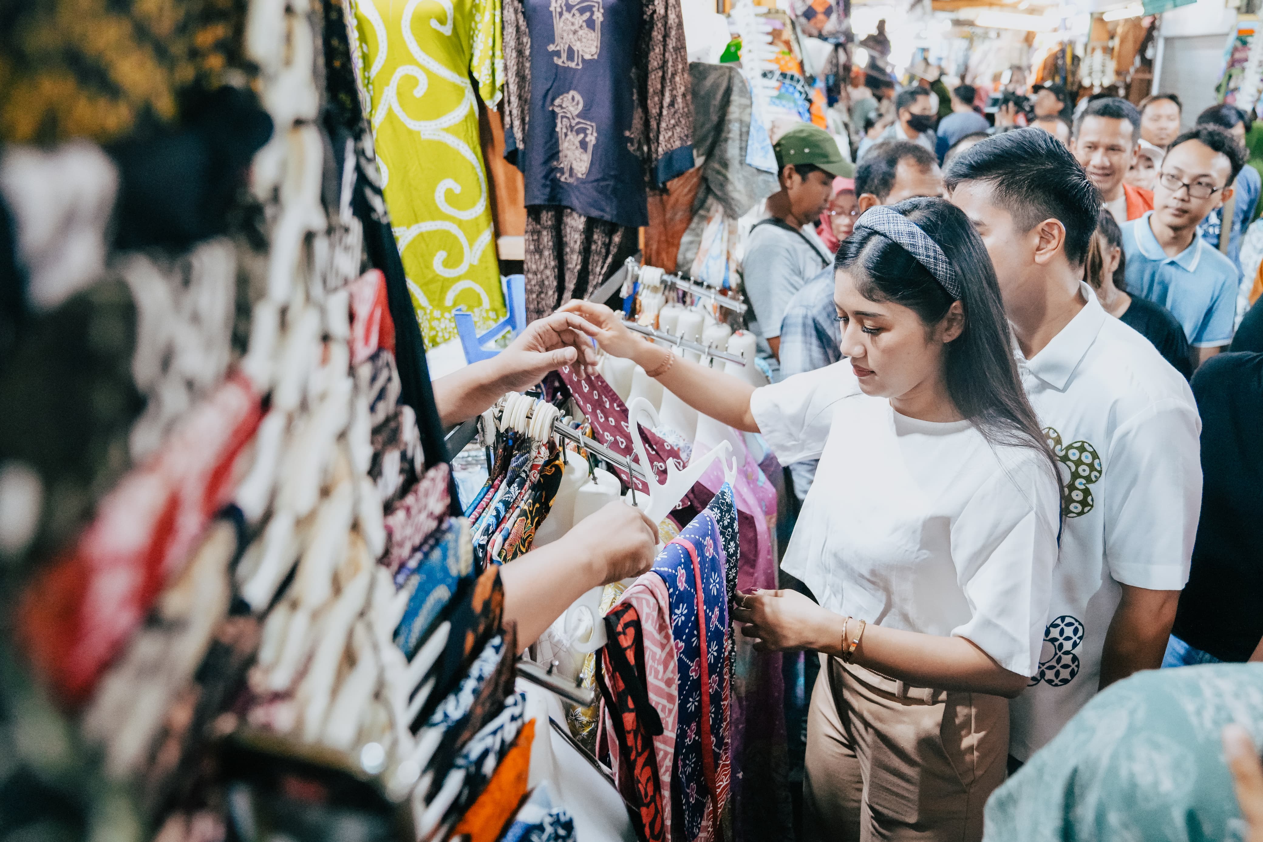 Kaesang Pangarep bersama istrinya, Erina Gudono berbelanja di pasar Beringharjo