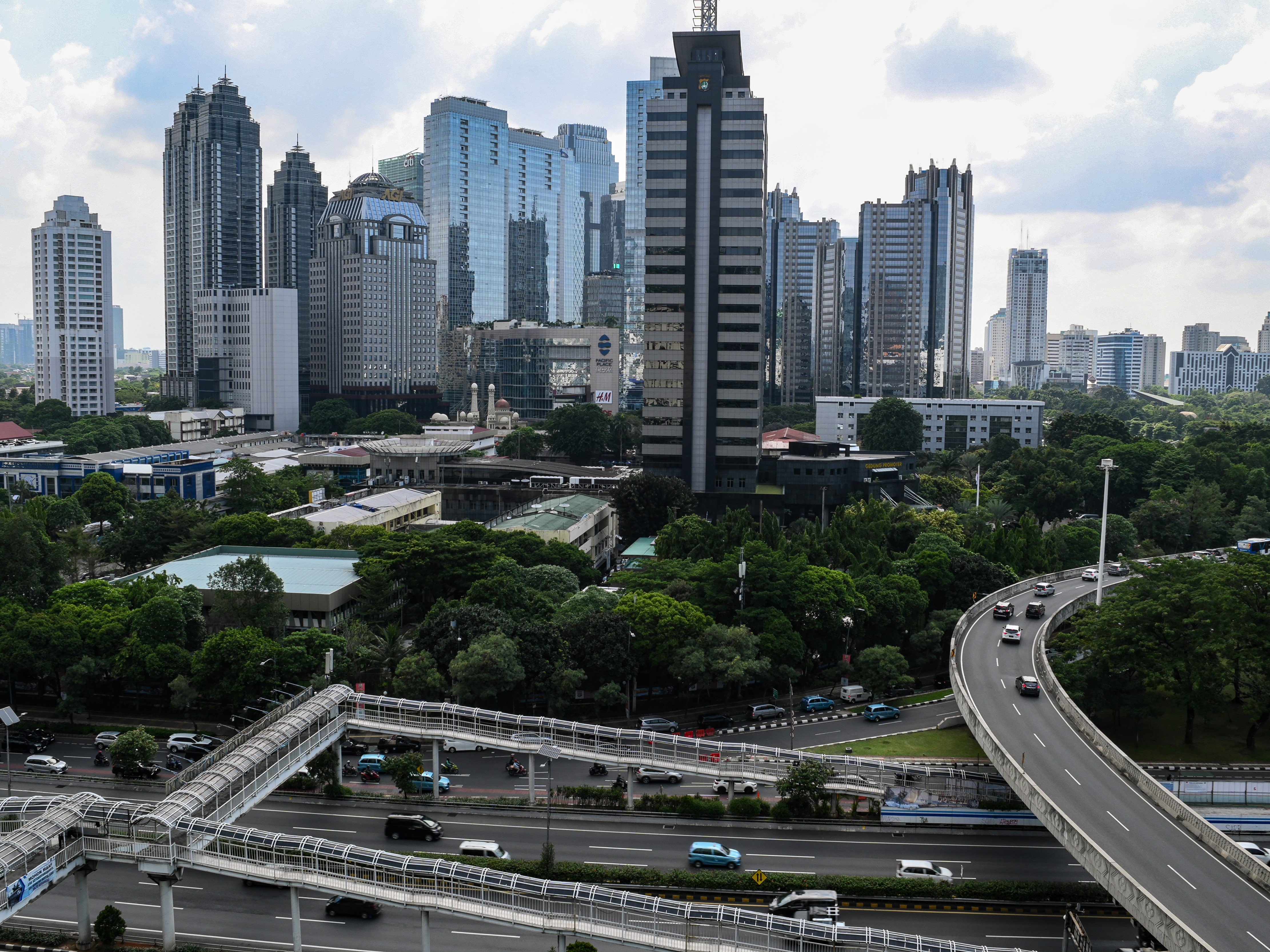 Suasana gedung bertingkat di Jakarta, Jumat (5/1/2024).