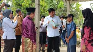 Menteri ATR/BPN hadi Tjahjanto menyerahkan sertifikat tanah di Jambi