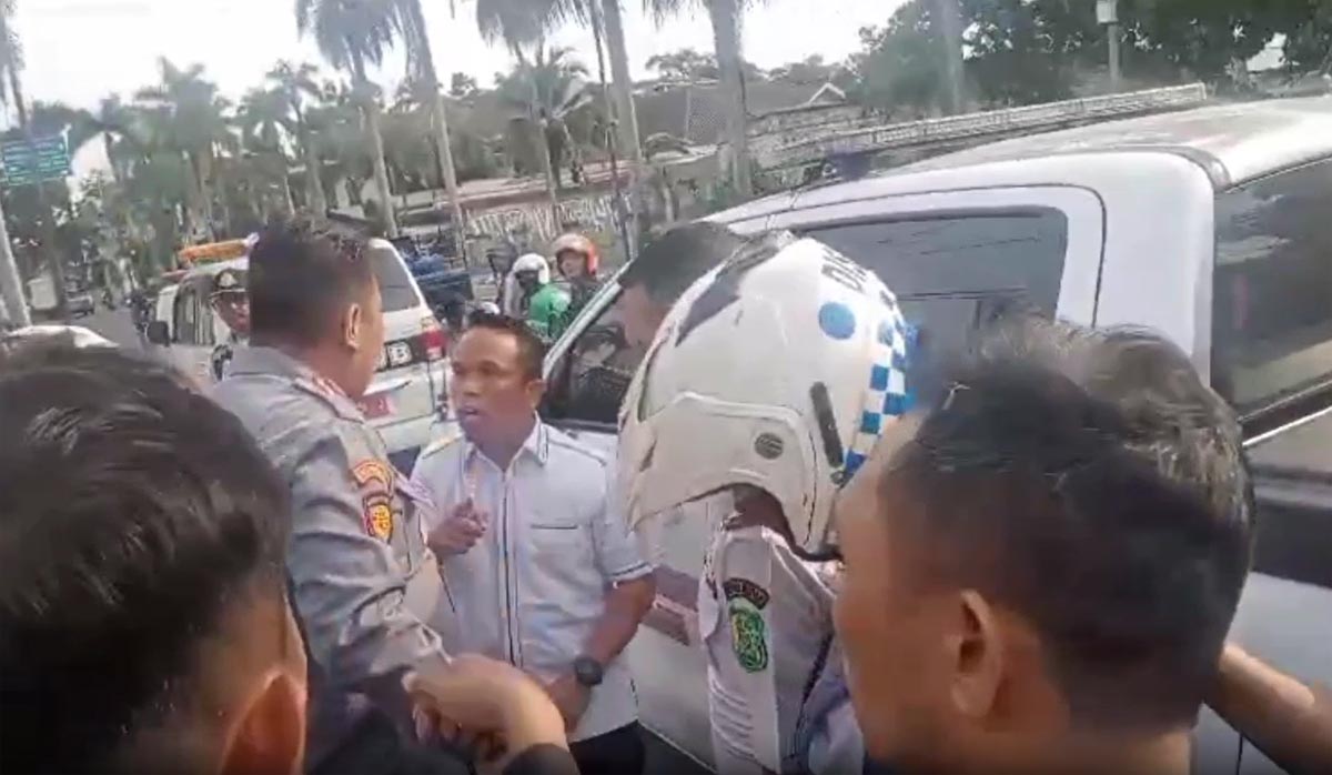 Tujuh ban mobil milik TKD Amin digembosi Dinas Perhubungan. Mereka mengklaim menjalankan perintah dari Bobby Nasution.