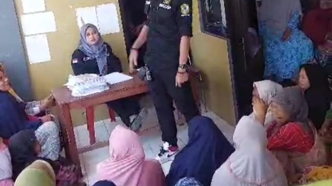 Oknum kades yang berorasi dalam video berdurasi 37 detik di depan kantor Desa Asinan untuk mendukung salah satu caleg