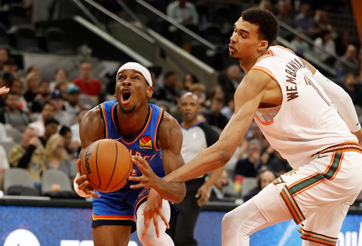 Victor Wembanyama #1 dari San Antonio Spurs dan Shai Gilgeous-Alexander #2 dari Oklahoma City.