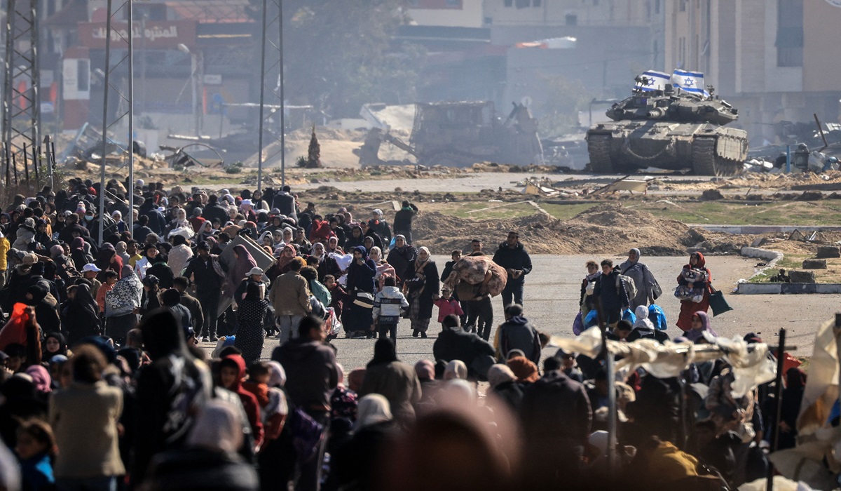 Sebuah tank Israel mengarahkan moncongnya ke para pengungsi Palestina di Khan Yunis, Jumat (26/1). 