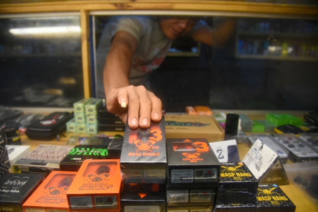 ROKOK ELEKTRIK: Penjual menata produk rokok elektrik di salah satu toko di Jalan Bromo, Medan, Sumatra Utara.