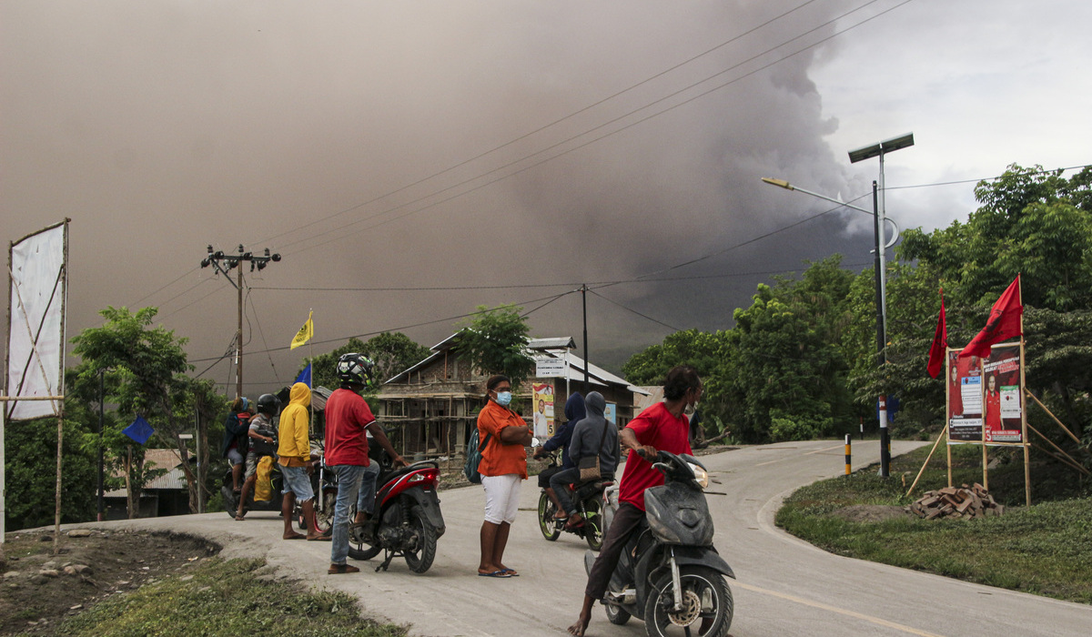 Gunung Lewotobi Laki-laki mengeluarkan abu vulkanik di Desa Nobo, Ile Bura, Flores Timur, NTT.