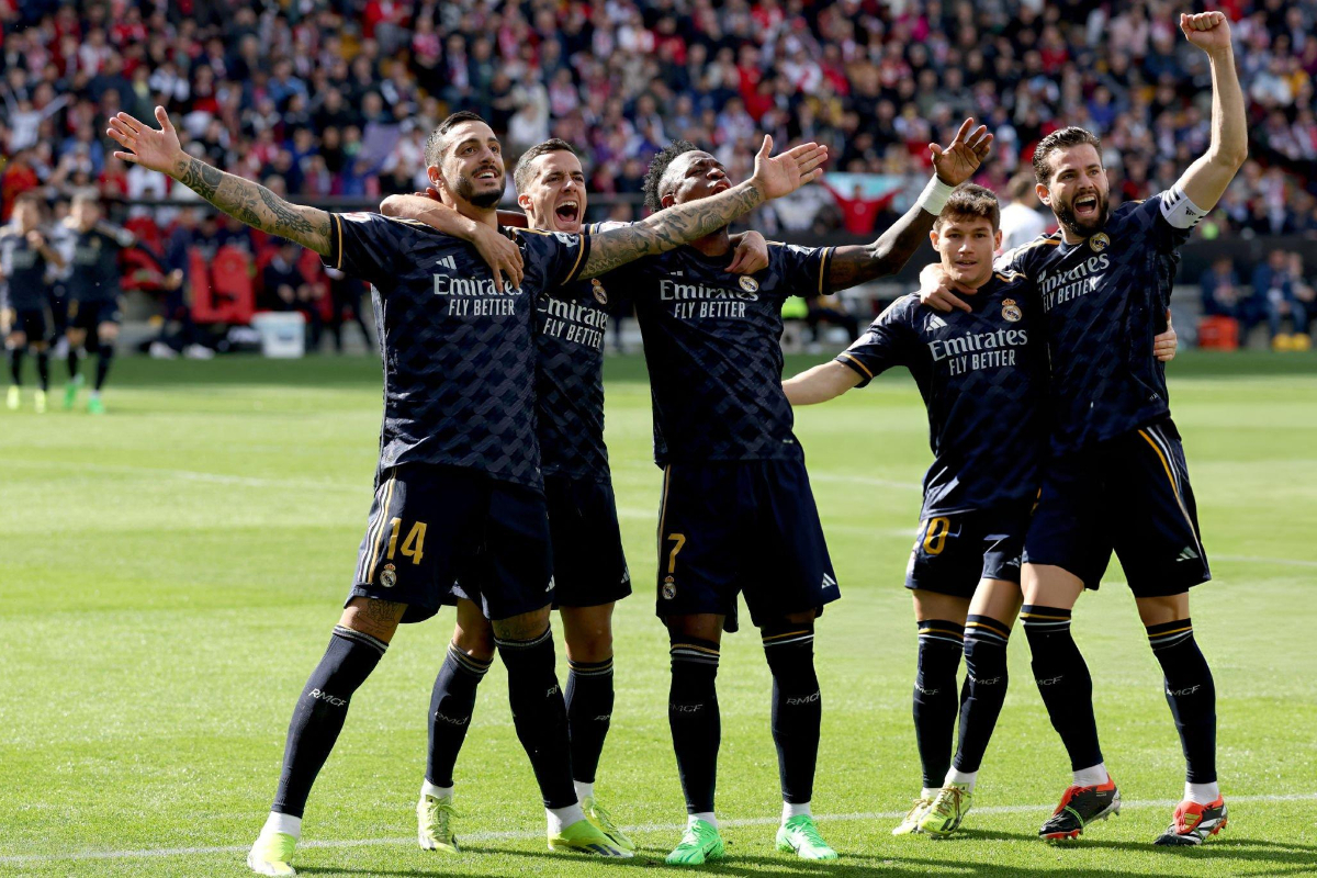 Pemain Real Madrid sedang merayakan golnya ke gawang Rayo Vallecano di ajang La Liga pada Senin (19/2)