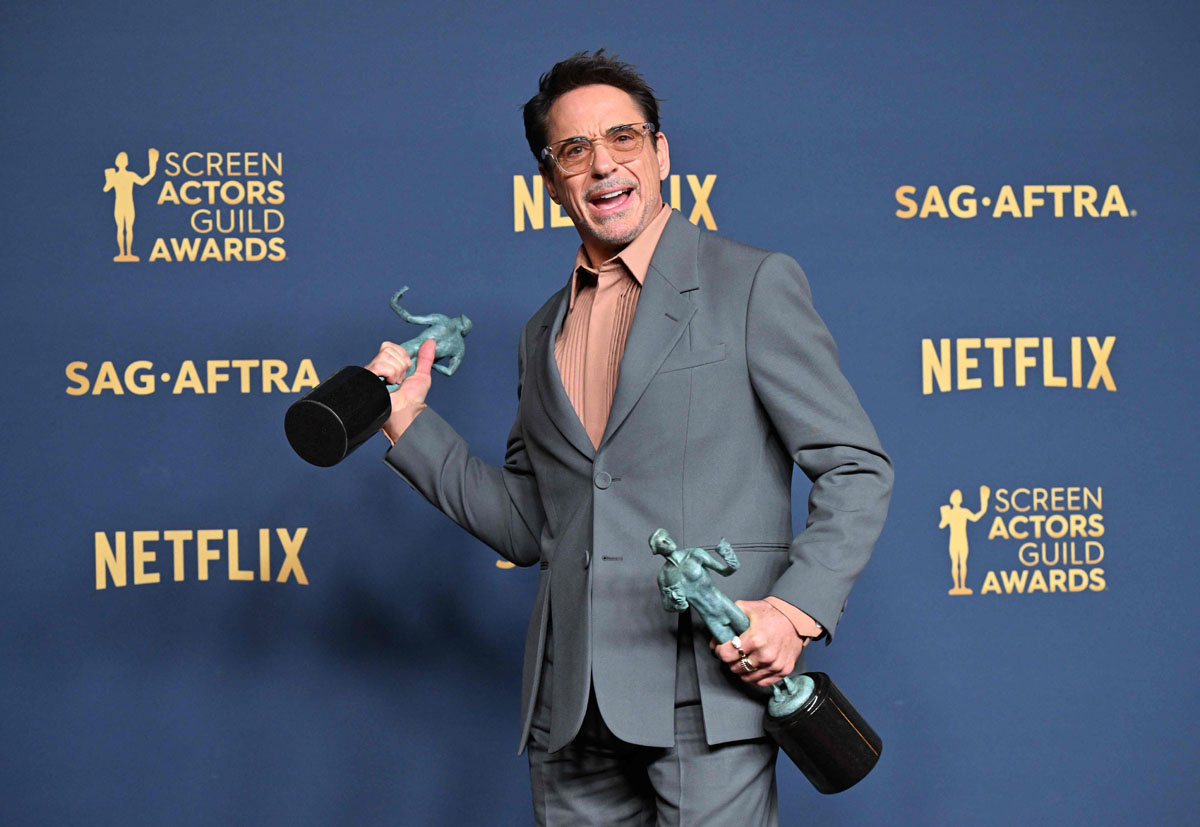 Robert Downey Jr mendapatkan penghargaan outstanding performance sebagai peran pendukung Oppenheimer dalam penghargaan SAG Awards 2024.