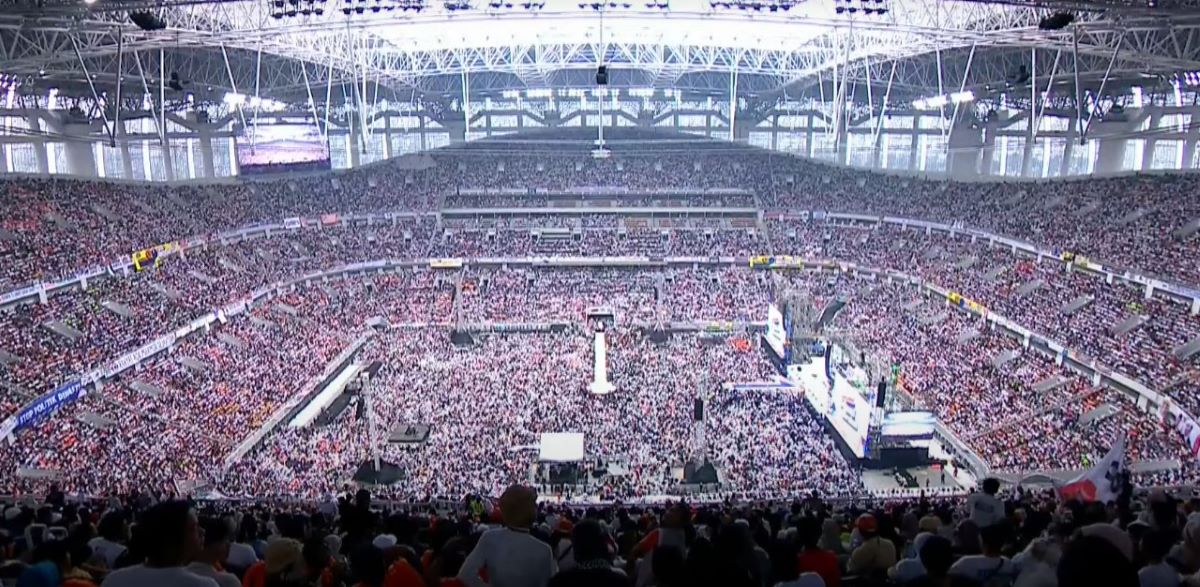 Para pendukung pasangan capres dan cawapres Anies Baswedan dan Muhaimin Iskandar memenuhi JIS