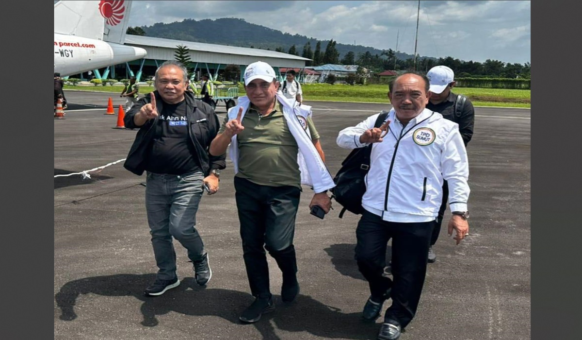 Ketua Pemenangan Sumut Edy Rahmayadi (tengah)