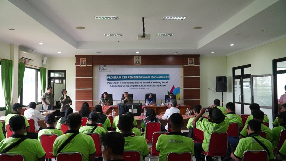 Pembukaan Peresmian Program CSR Pelatihan Budidaya Ternak kambing Perah oleh Direktur Manajemen Human Capital PLN EPI Dedeng Hidayat