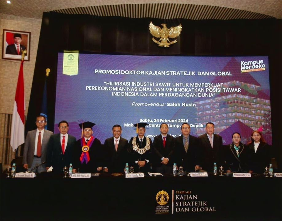 Saleh Husin, mantan Menteri Perindustrian, meraih gelar doktor dari Sekolah Kajian Stratejik dan Global (SKSG) Universitas Indonesia. 