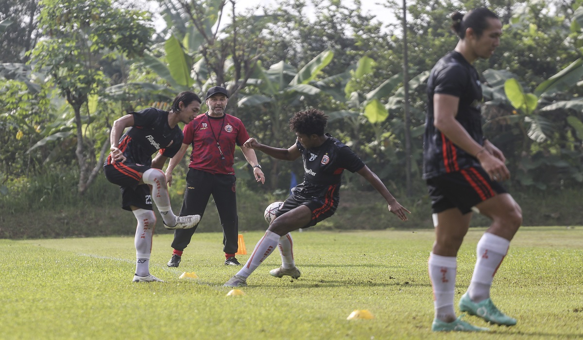Pelatiih Persija Thomas Doll memimpin latihan anak asuhnya