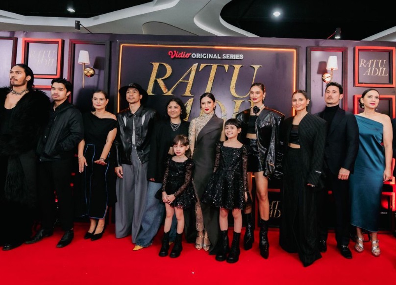 Dian Sastrowardoyo (tengah) bersama para pemeran serial Ratu Adil.