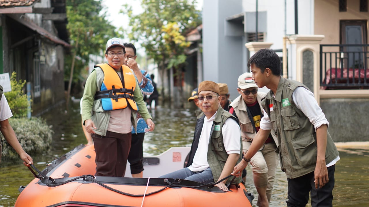Direktur Pemberdayaan Zakat dan Wakaf, Kemenag, Waryono Abdul Ghafur, mengunjungi korban banjir di Demak, Jawa Tengah.