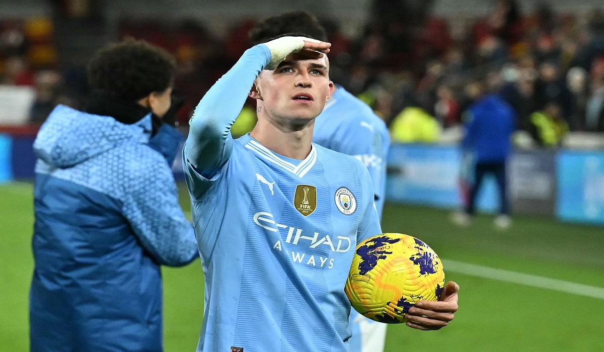 Pemain Manchester City Phil Foden melakukan selebrasi di akhir laga Liga Primer Inggris melawan Brentford.