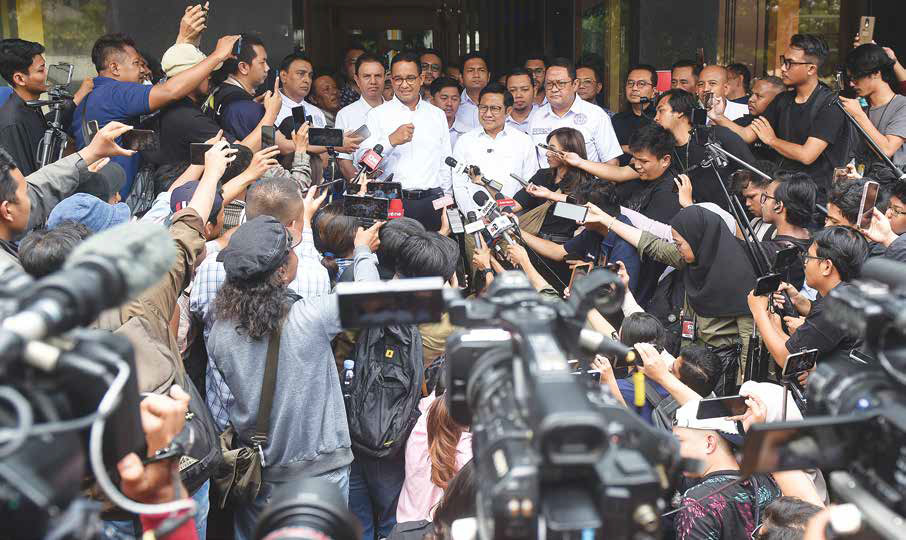 Capres dan cawapres Anies Baswedan dan Muhaimin Iskandar memberikan keterangan seusai bertemu di Markas Tim Hukum Amin, kemarin.