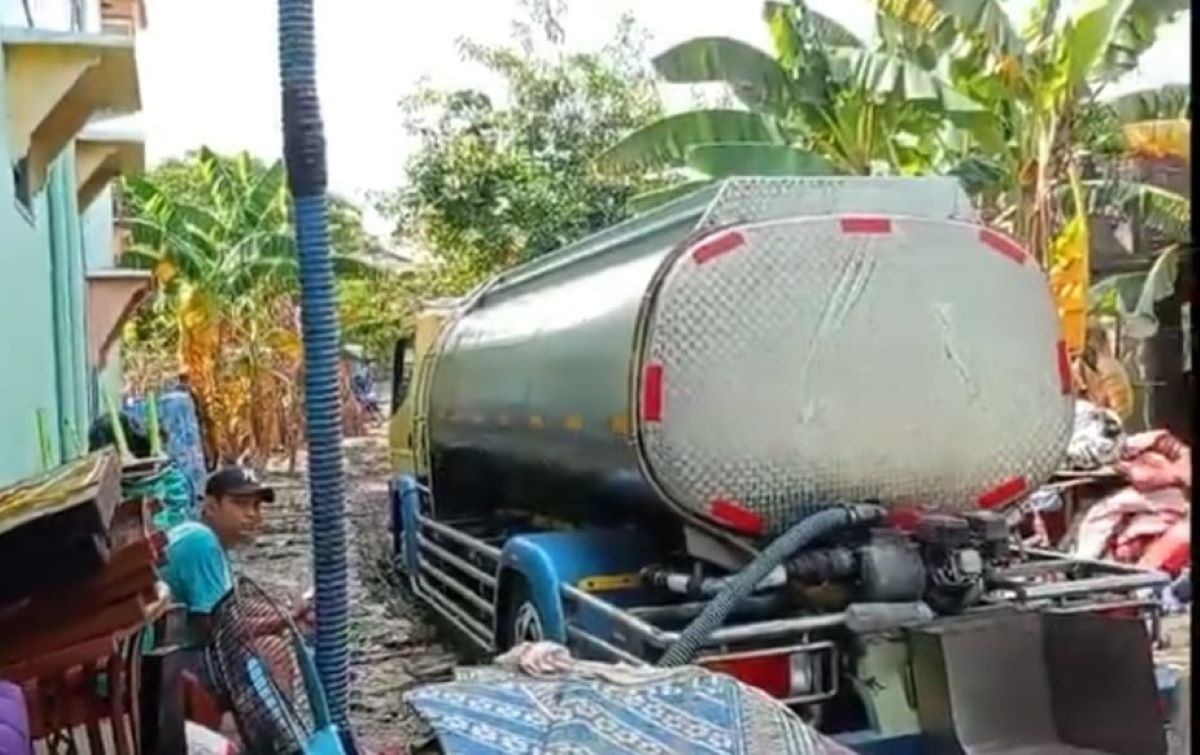 Warga Demak masih bertahan di pengungsian dan saat ini kebanyakan warga mengalami kesulitan air bersih.