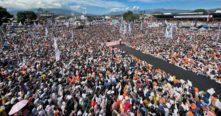 Capres Anies Baswedan menyapa para pendukungnya saat kampanye akbar di Stadion Jaya Raga, Garut, Jawa Barat, kemarin.