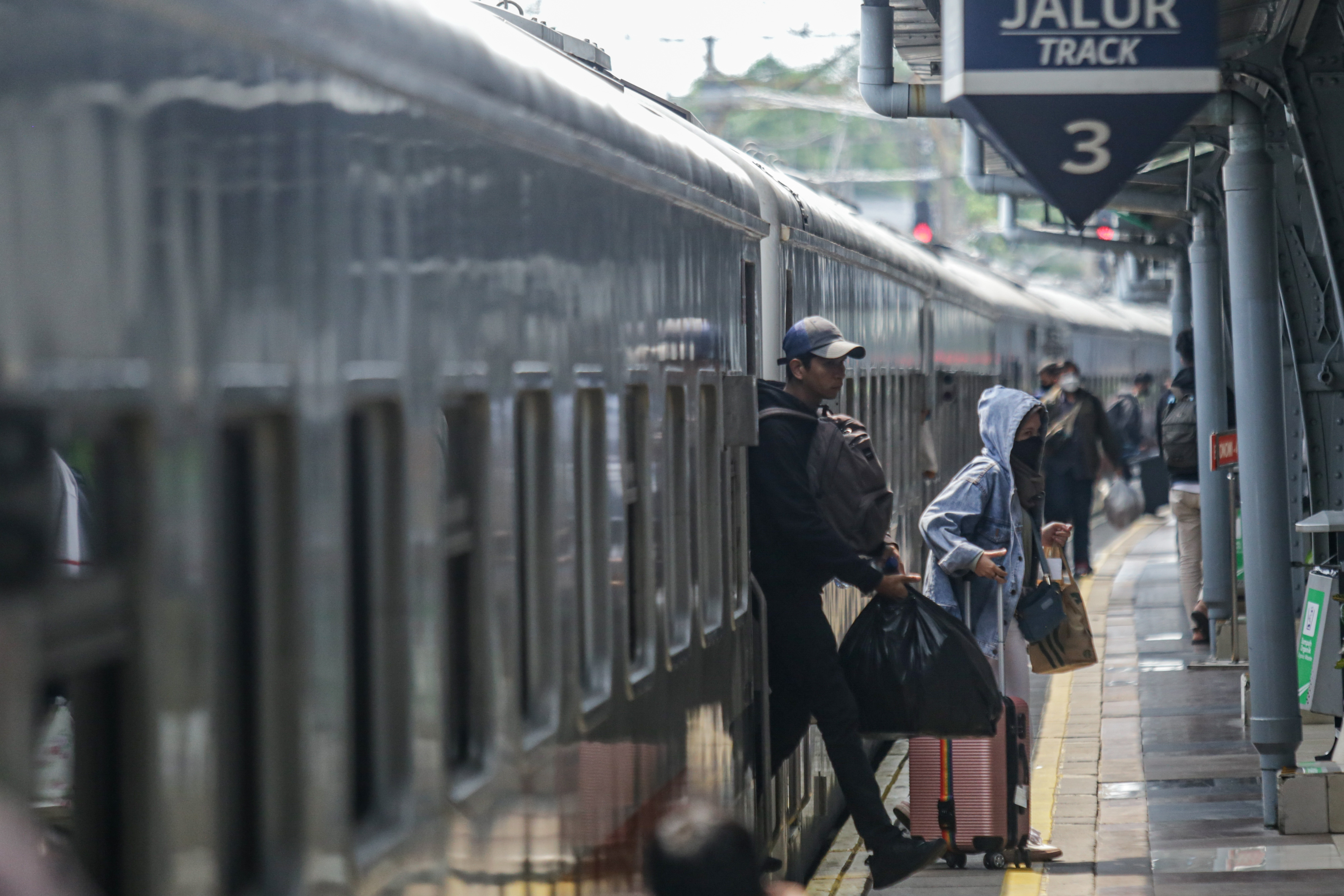 Sejumlah penumpang turun dari kereta api di Stasiun Pasar Senen, Jakarta, Rabu (26/4/2023).