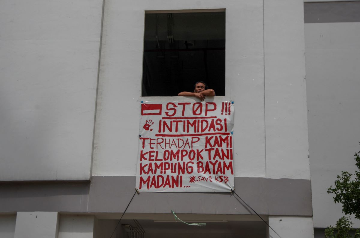 Sebanyak 34 warga gusuran proyek JIS yang menghuni Kampung Susun Bayam bertahan, tanpa air dan listrik.