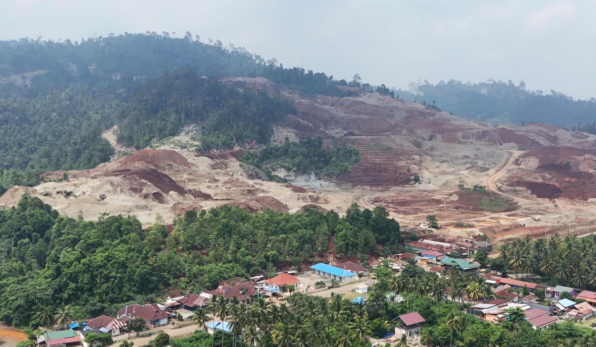 Foto udara kawasan tambang ore nikel di Desa Lalampu, Kabupaten Morowali