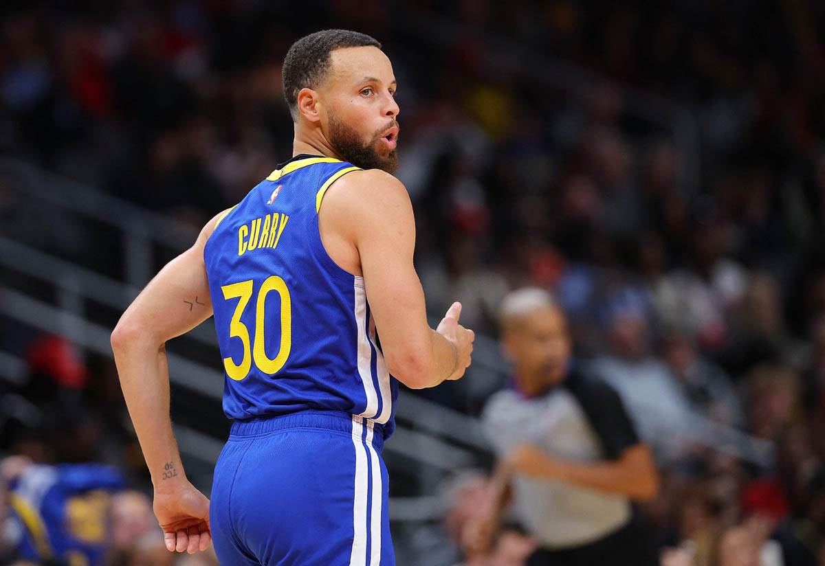 Stephen Curry tampil brilian dengan mencetak 60 poin, tetapi tidak cukup untuk membawa kemenangan bagi Golden State Warriors. 