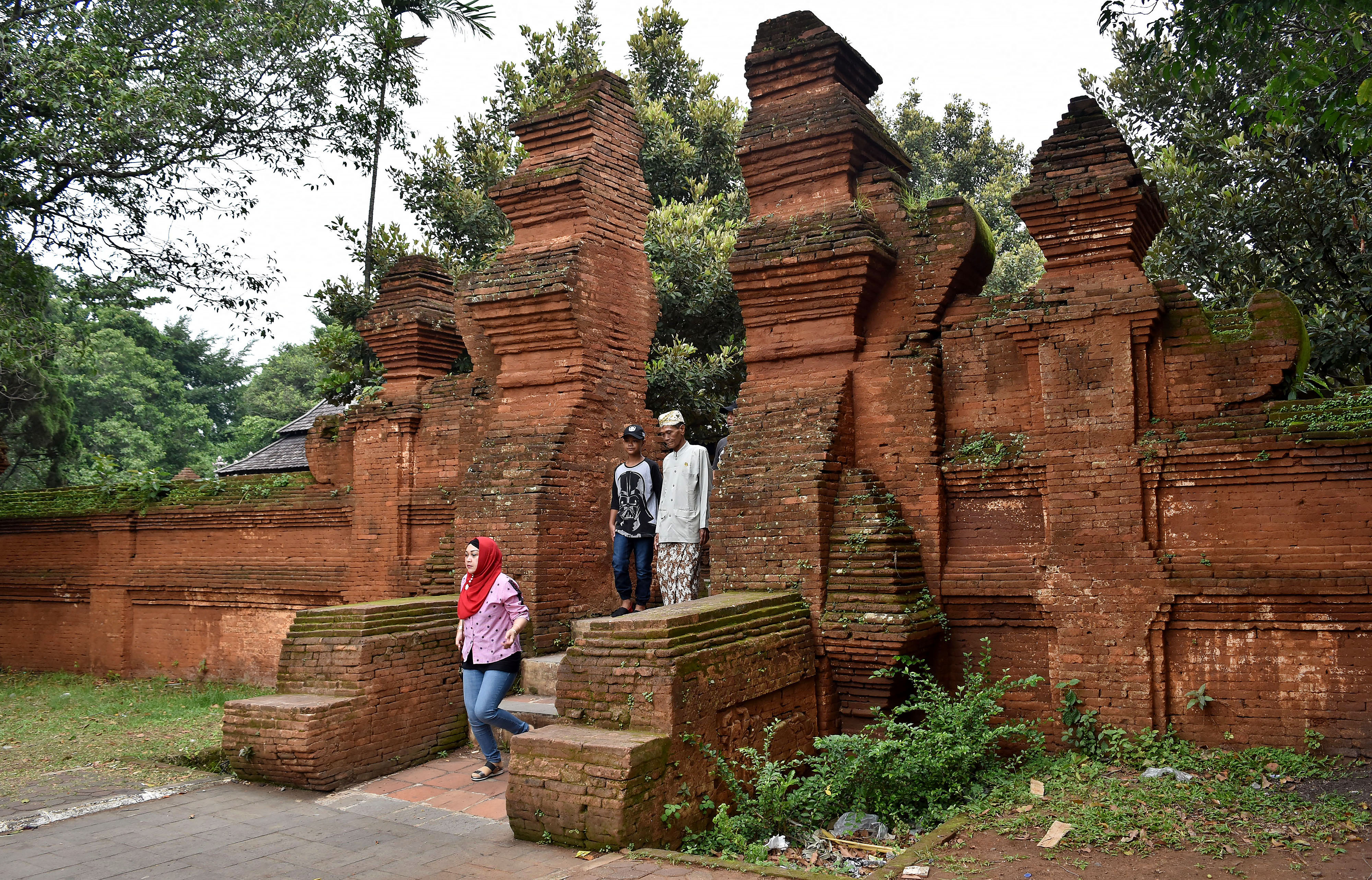 Sejumlah wisatawan mengunjungi kompleks Keraton Kasepuhan di Lemahwungkuk, Cirebon