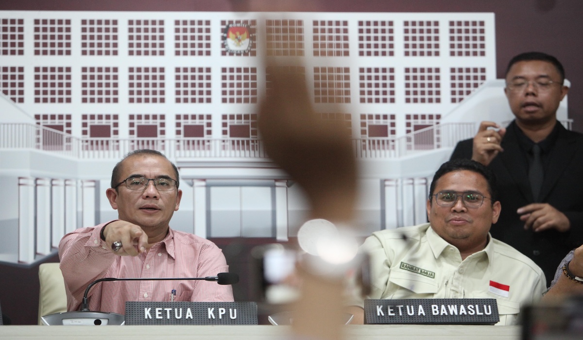 Ketua KPU Hasyim Asy'ari dan Ketua Bawaslu Rahmat Bagja menjelaskan soal rekapitulasi Pemilu 2024