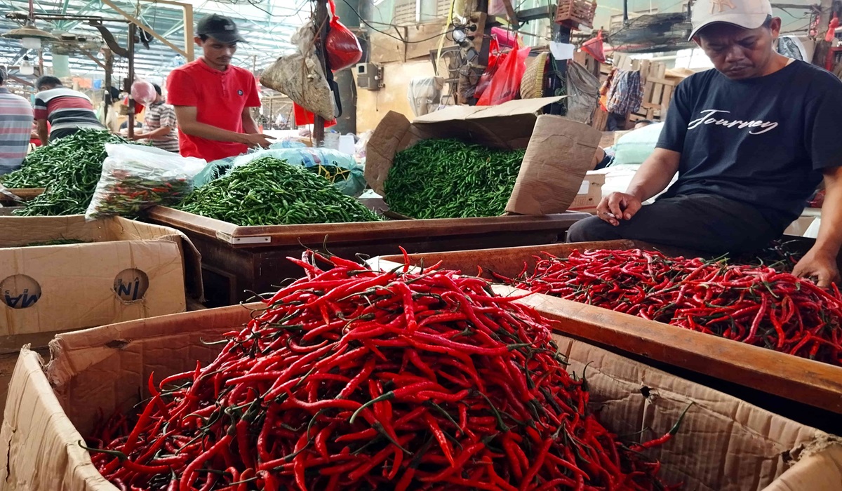 Pedagang cabai merah di Pasar Induk Kramat Jati, Jakarta.
