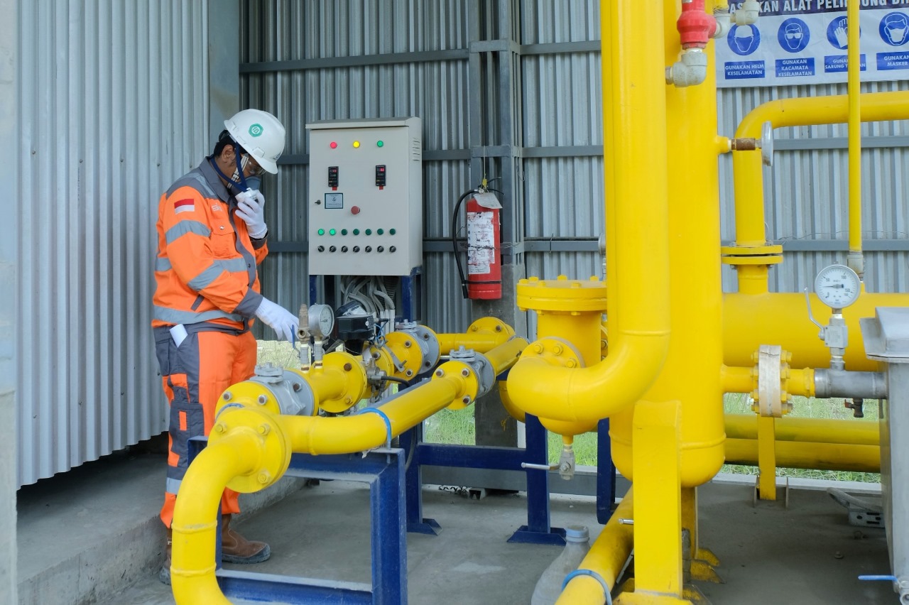 Karyawan mengontrol pipa penyalur CNG di stasiun pengisian CNG di Pabrik Rembang, Jawa Tengah.