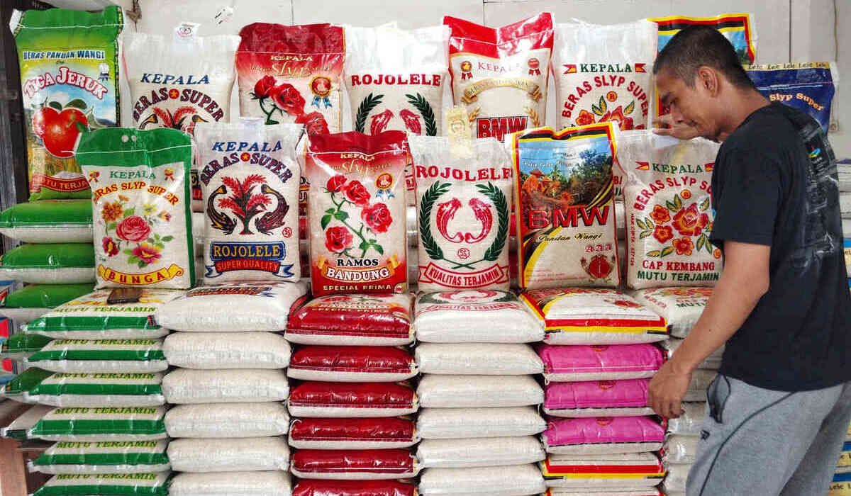 Ilustrasi penjualan beras yang harganya kian melonjak.