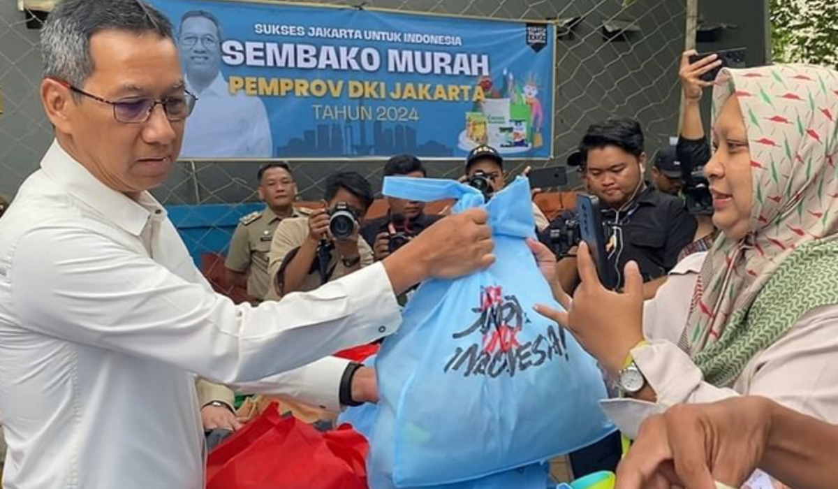 Pj Gubernur DKI Jakarta, Heru Budi Hartono menyerahkan paket sembako murah ke warga DKI Jakarta.