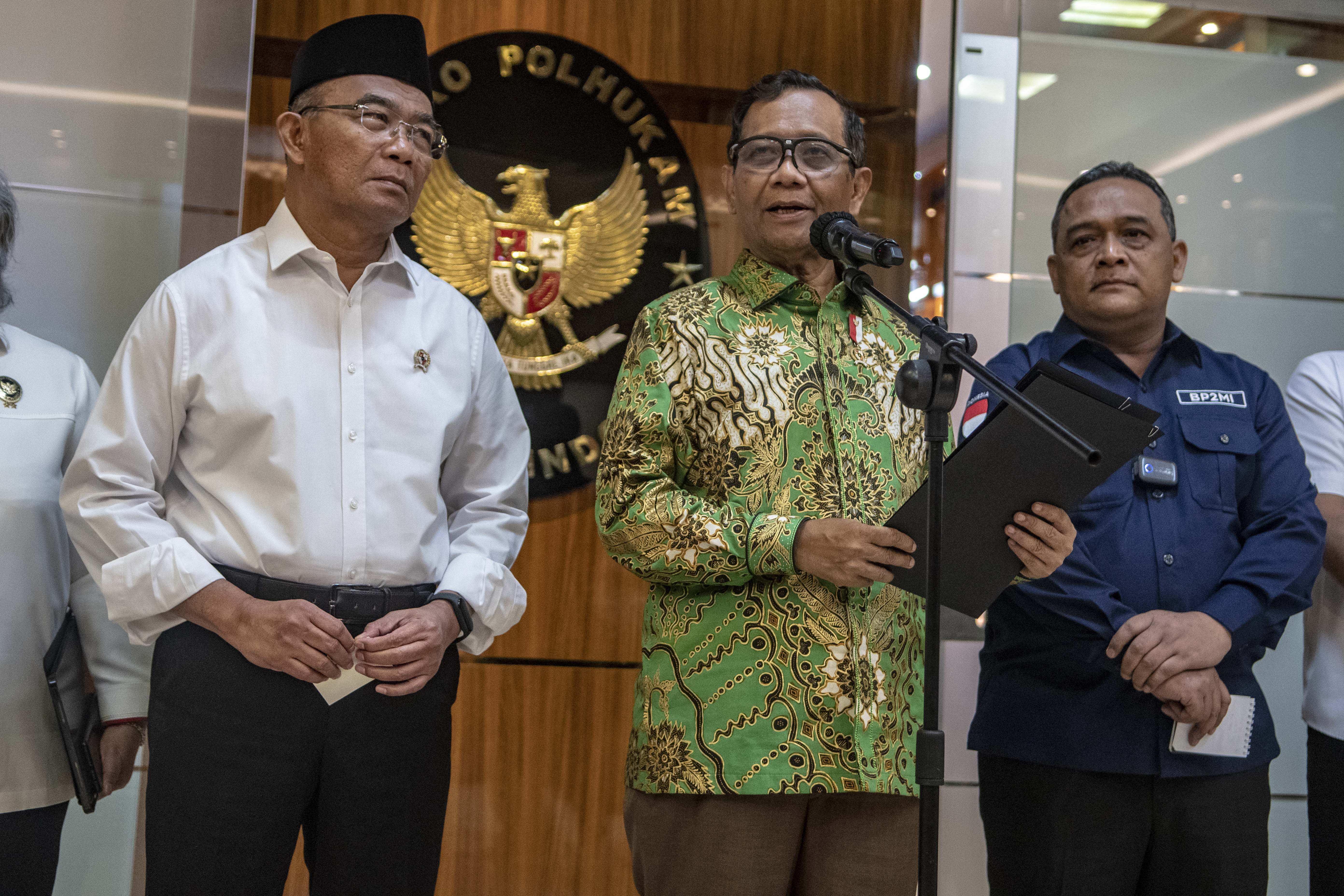 Menkopolhukam Mahfud MD (tengah) bersama Menko PMK Muhadjir Effendy (kiri) saat merilis penanganan Perdagangan Orang, Juli 2023.