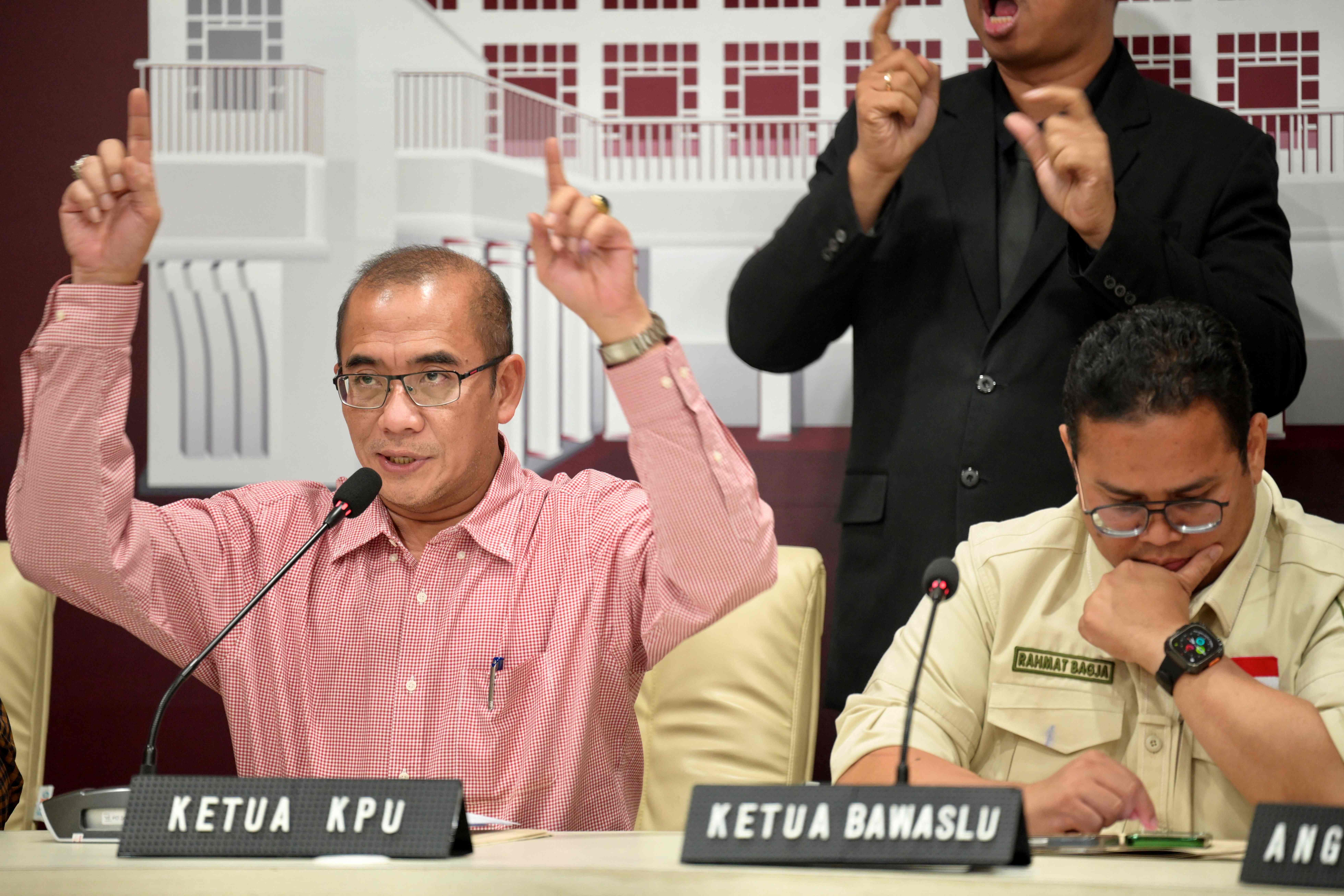 KETUA Komisi Pemilihan Umum (KPU) RI Hasyim Asy'ari menjelaskan penundaan penghitungan suara di Kuala Lumpu