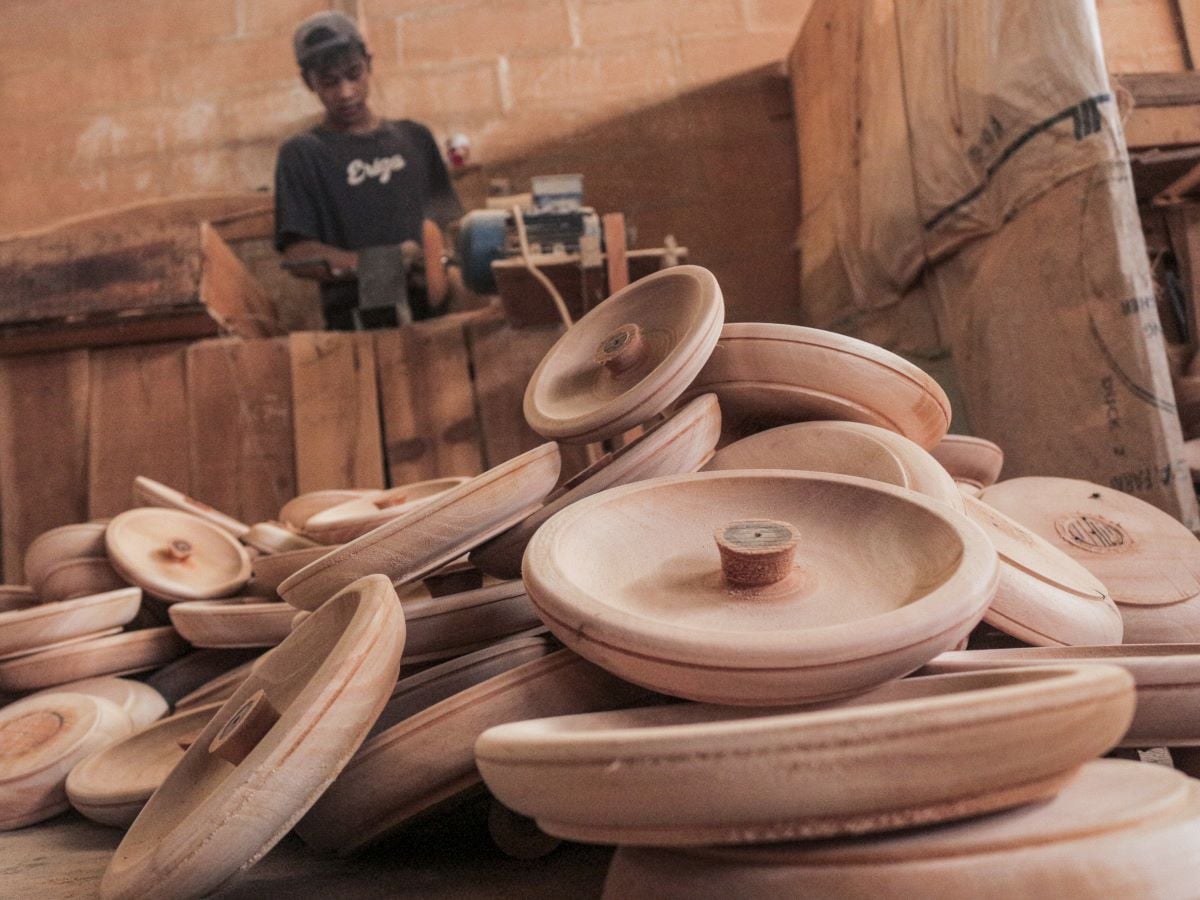 Perajin menyusun kerajinan dapur berbahan kayu di Sukaraja, Kabupaten Sukabumi, Jawa Barat, Senin (15/1/2024).