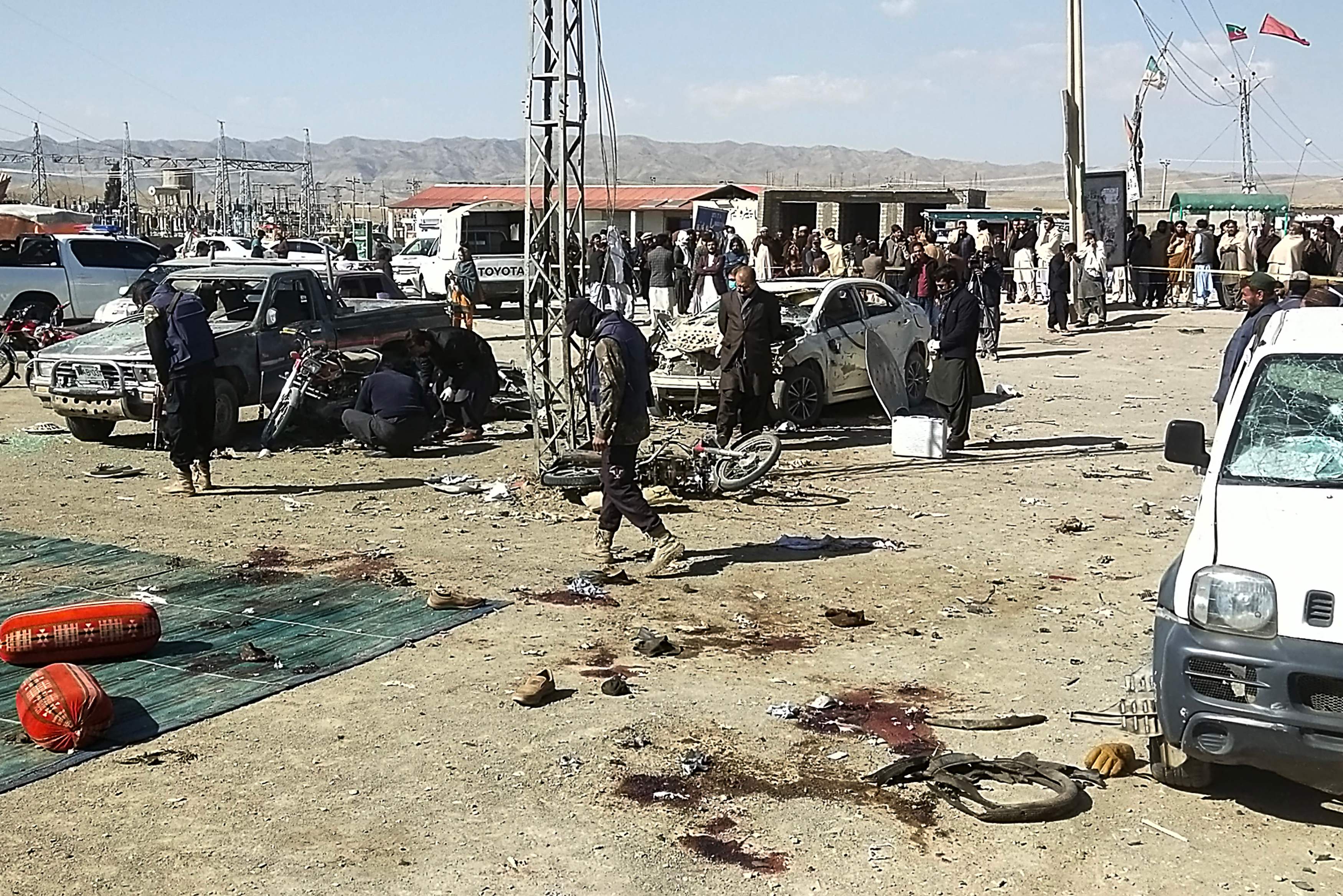 Petugas keamanan memeriksa lokasi ledakan di Pakista, Rabu (7/2).