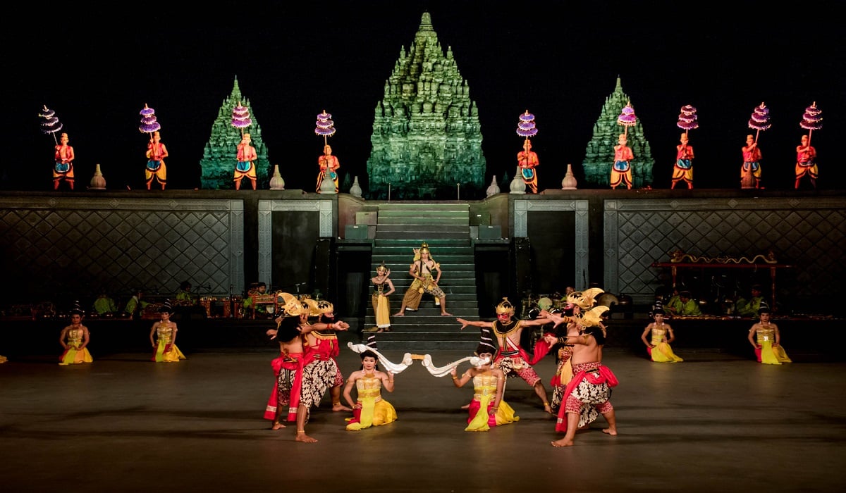 Pentas Ramayana di Panggung Terbuka Candi Prambanan. 