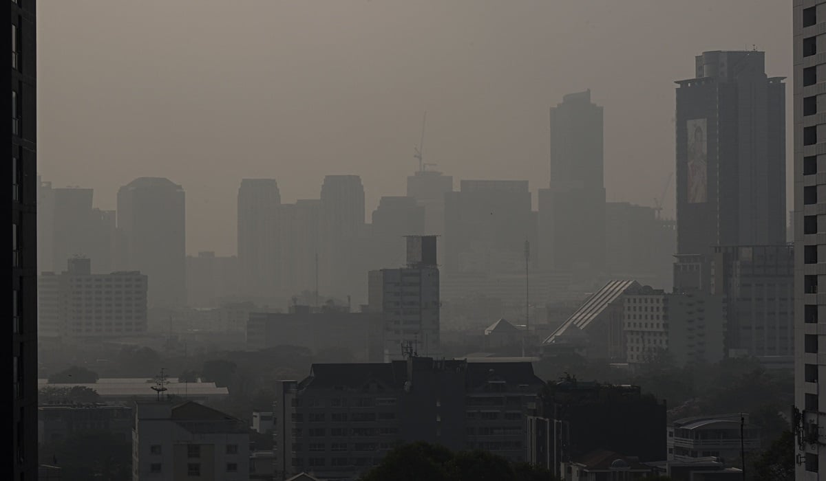 Polusi udara menyelimuti langit ibu kota Thailand, Bangkok, Kamis (15/2).