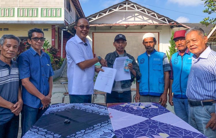 Anggota Bidang Pertanian, Peternakan, dan Kemandirian Desa DPP Partai NasDem, Ayep Zaki, memberi bantuan modal kepada pedagang.