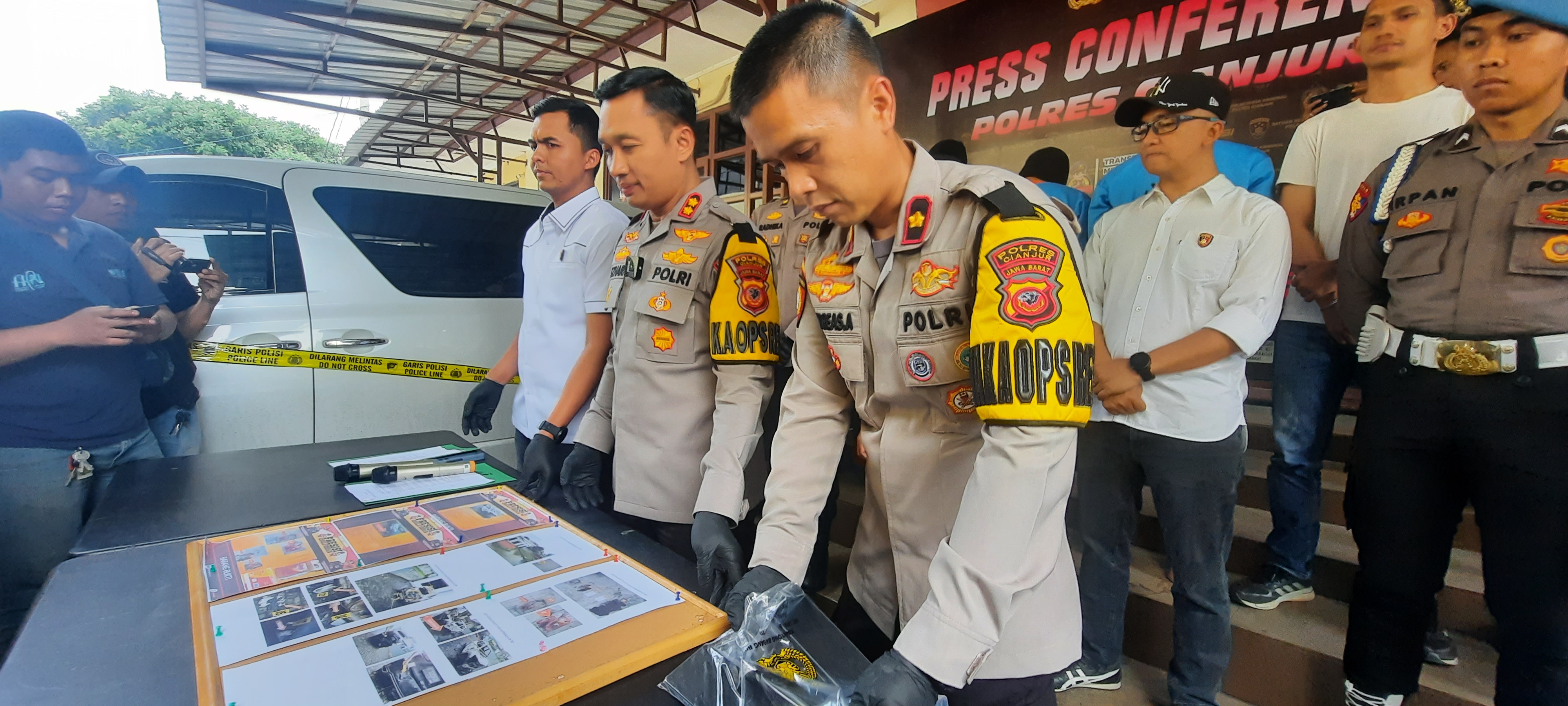 Kapolres Cianjur AKB Aszhari Kurniawan memperlihatkan barang bukti kasus pembakaran mobil 