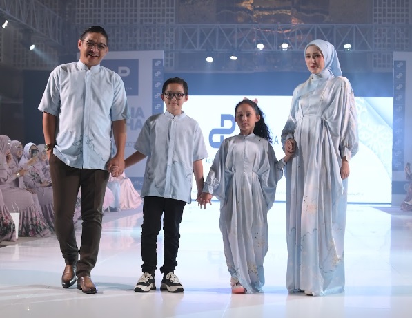 Pasha Ungu dan istrinya, Adelia, serta kedua buah hati mereka tampil mengenakan koleksi AdeliaPasha.