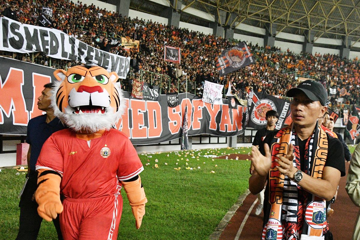  Pesepak bola Ismed Sofyan (kanan) menyapa pendukung Persija Jakarta The Jak Mania di Stadion Patriot Chandrabhaga, pada 2022.