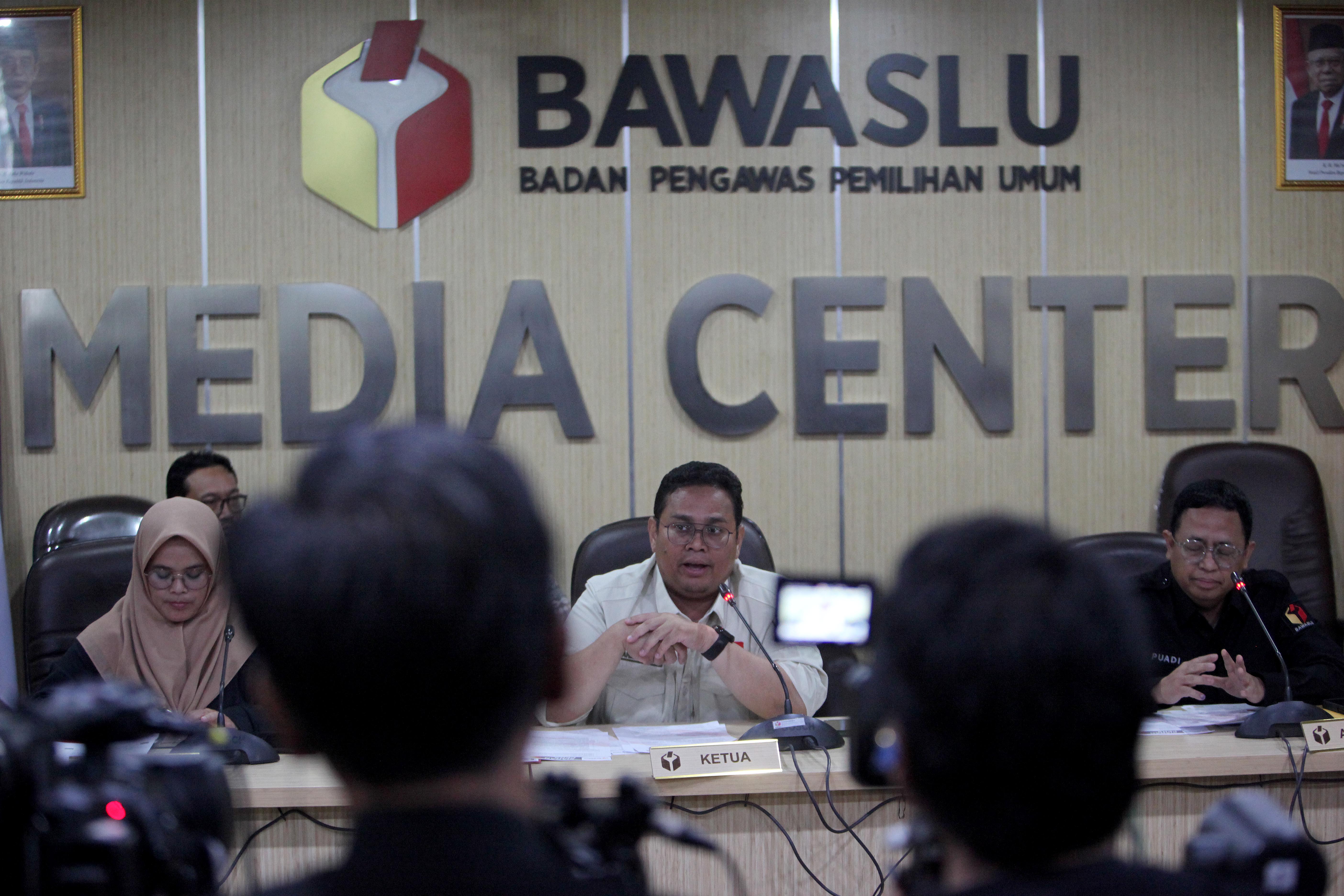 Ketua Badan Pengawas Pemilu (Bawaslu) Rahmad Bagja (tengah) didampingi komisoner Bawaslu Puadi (kanan) dan Lolly Suhenty
