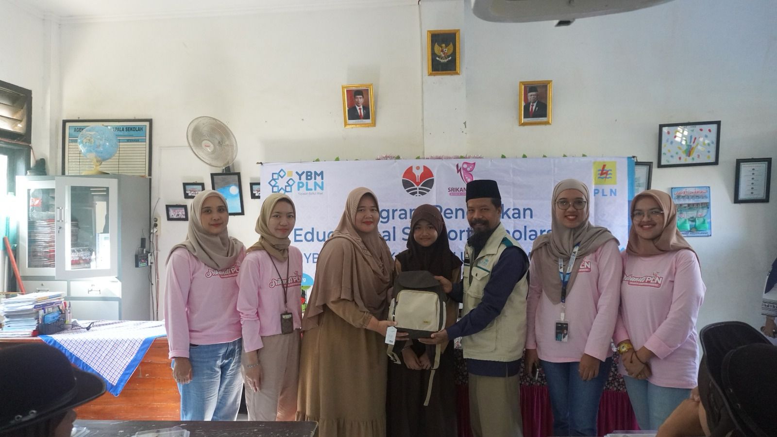 PLN Purwakarta menyerahkan bantuan kepada pelajar sekolah dasar