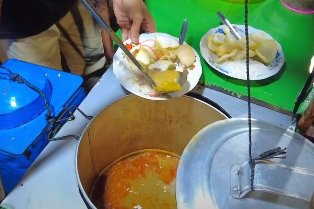 Gulitk menjadi salah satu kuliner paling hits di Jakarta, banyak orang yang rela mengantri demi menyantap Gultik ini