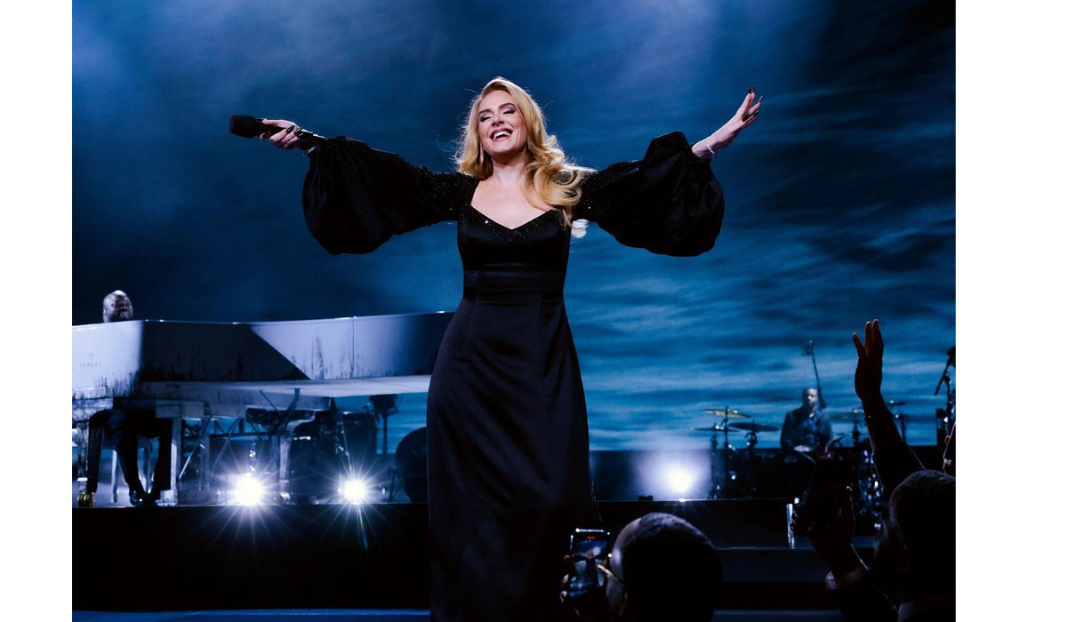 Penyanyi Adele menunda residensi di Las Vegas karena kondisi kesehatannya yang tidak baik, terutama suaranya.