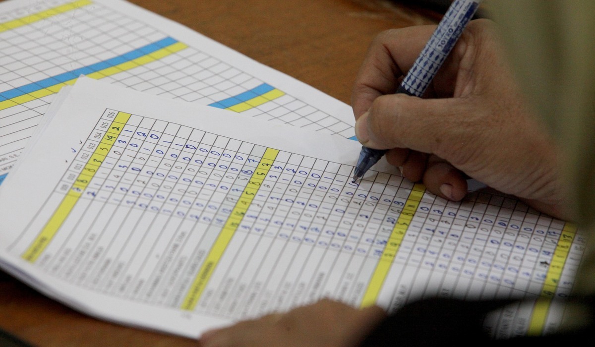 Anggota Panitia Pemilihan Kecamatan (PPK) dan sejumlah saksi melakukan rekapitulasi penghitungan surat suara pemilu.