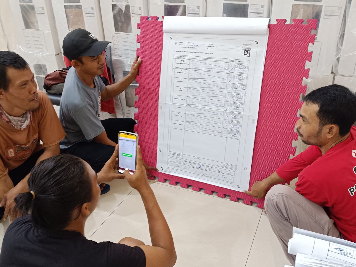 Anggota Panitia Pemilihan Kecamatan dan sejumlah saksi melakukan rekapitulasi penghitungan surat suara pemilu di GOR Cilandak, Jakarta.