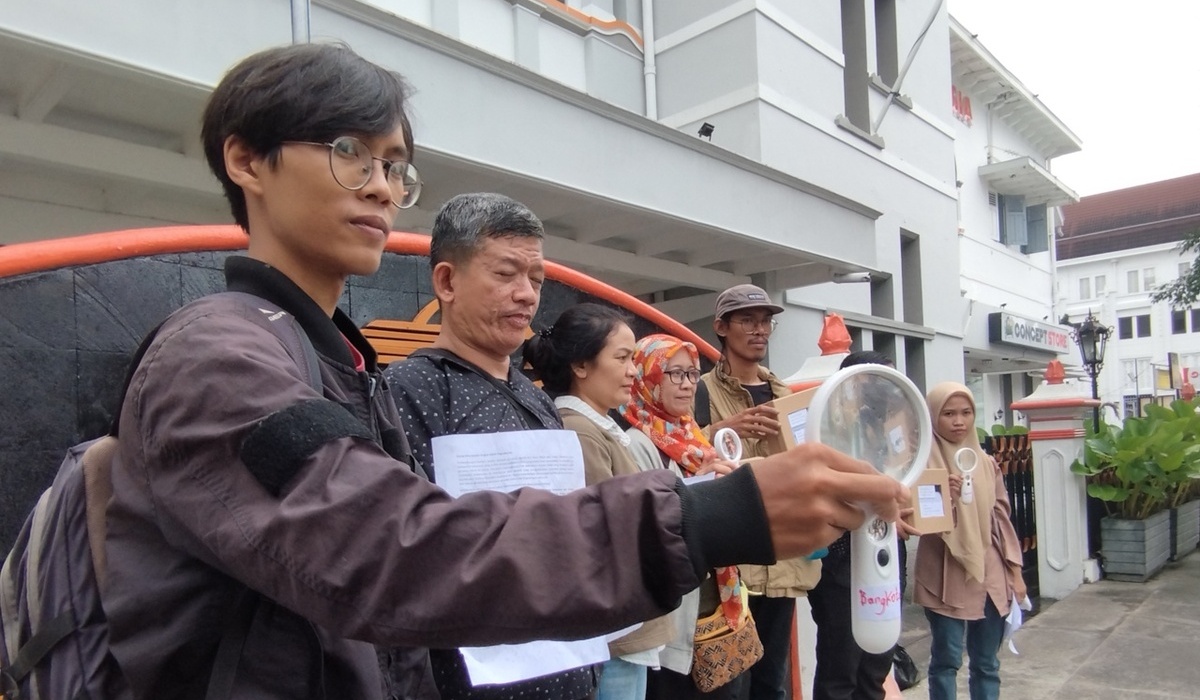 Pegiat HAM Yogyakarta Kirim Kaca Pembesar untuk Jokowi, Pratikno, dan Ari Dwipayana.