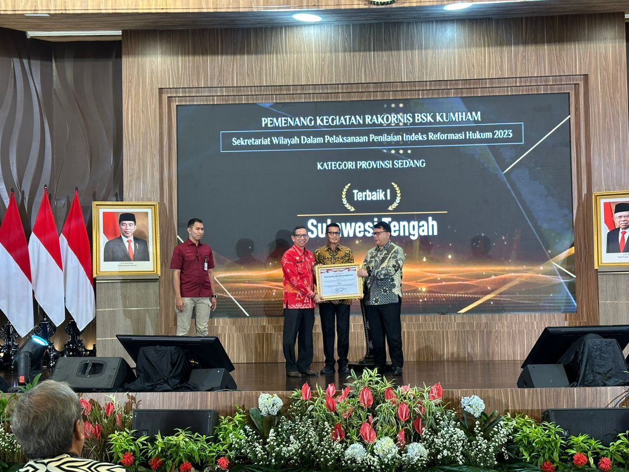 Kakanwil Kemenkumham Sulteng Hermansyah Siregar (kiri) menerima penghargaan pelaksanaan penilaian indeks reformasi hukum tahun 2023.